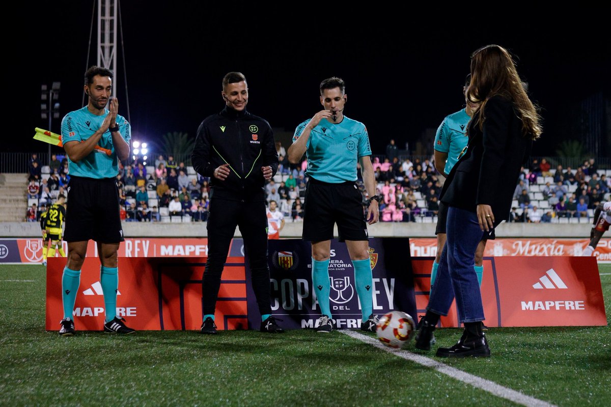 CELHospitalet's tweet photo. 🥇 #OrgullLH!
⚽️ La waterpolista de #LHospitalet, @PaulaCrespi_2, medalla d'or als #JJOOParís24, ha fet la sacada d'honor del partit de #CopadelRey davant el @RealZaragoza. Moltes felicitats, Paula per aquest èxit que ens omple d'orgull! #TalentLH https://t.co/KbersnnEeu