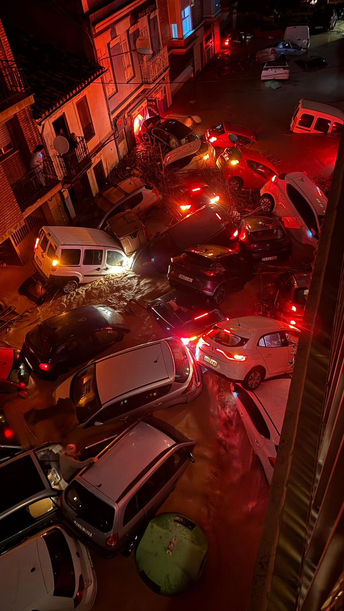 gonbarce's tweet photo. Imágenes de un mundo en abierta contradicción con su entorno. En el que trabajo, movilidad o urbanismo están supeditados a un solo criterio criminal: su estimación de pérdidas y ganancias. Exponen nuestras vidas a la catástrofe más descarnada. Y se saben impunes. https://t.co/iiSFdnCQxD