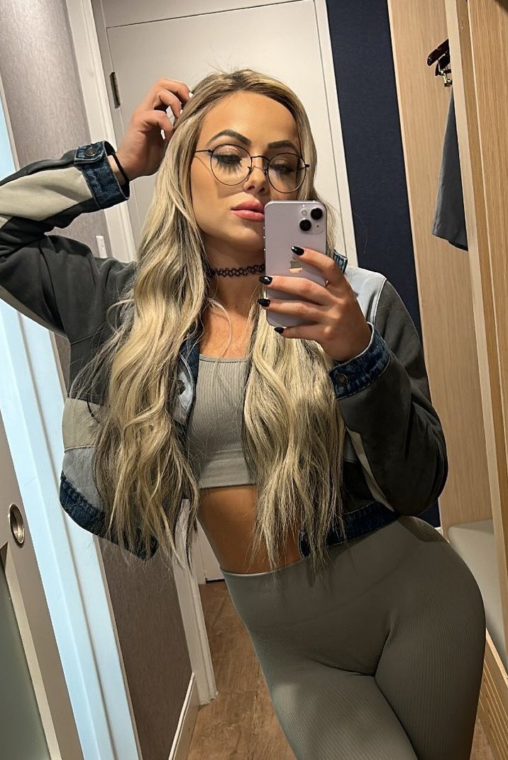 DaSolSnatcha's tweet photo. I love mirror selfie sluts 😍🥵🔥 https://t.co/QaaC7yFAVb