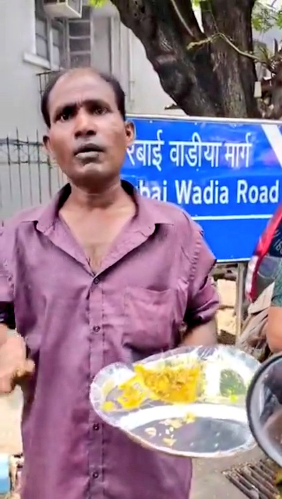 SonOfBharat7's tweet photo. क्या मस्जिद पर कभी भंडारा देखा ?

जवाब होगा नहीं, उसकी वजह है कि
मुसलमान का खाना सिर्फ मुसलमान खायेगा..

मतलब भगवान के नाम पे बंट रहा खाना तो
चाहिए लेकिन भगवान के नाम से नफरत है

गज़ब के दोगले लोग हैं,
और बाकायदा इसे गलत साबित कर रहे हैं

सबसे पहले तो दादा को इस पुण्य कार्य के लिए नमन करता हूँ जो हॉस्पिटल के बाहर जरूरतमंदों को भोग उपलब्ध करा rahe हैं

और उनसे सवाल पूछना चाहता हूँ जो इसे कम्युनल बोल रहे कि मुसलमान कभी सार्वजानिक़ भंडारा सिर्फ इसलिए न करे क्यूंकि गैर मुस्लिम भी खा लेगा तो ये तुम्हारा सेकुलरिज्म है और हिन्दू राम के. नाम का खाना जय श्री राम के नाम से बांटे तो तुम्हारी गुदा में गुदगुदी हो रही है ऐसा क्यों रे ?

सुनो कबीले वालों जो व्यक्ति भोजन बाँट रहा है वो उसकी निजी संपत्ति है मोदी भोग योजना नहीं जिसे हड़प जाओगे... उसका जैसे मन होगा जिसे मन होगा खिलायेगा... तुम्हारी दोगली सोच इसकी निजी संपत्ति पर अधिकार नहीं जता सकती

और जिन्हे इन मुस्लिम भूखों की फ़िक्र है
वो कल से उसी हॉस्पिटल के बाहर खाना बटवा लें...

जाहिल कब्ज़ाखोर मुफ्तखोर कबीलाई ✍️