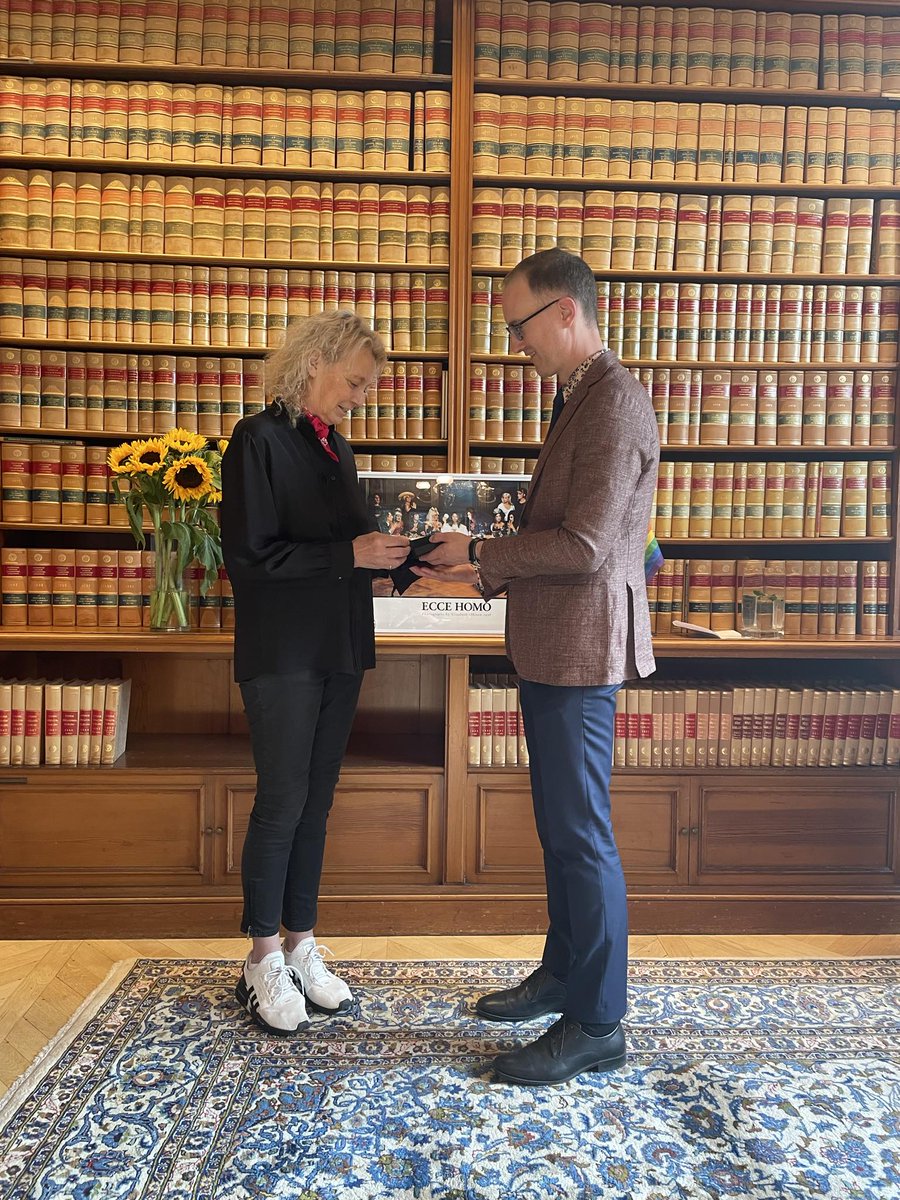 Nåddes precis av den tragiska nyheten att fotografen och konstnären Elisabeth Ohlson har gått bort. Hon var en fantastisk människa som betytt otroligt mycket för både svenskt kulturliv och HBTQI-rörelsen. Flera av hennes verk, så som ”Ecce Homo” (1998), ”H.O.M.O – en