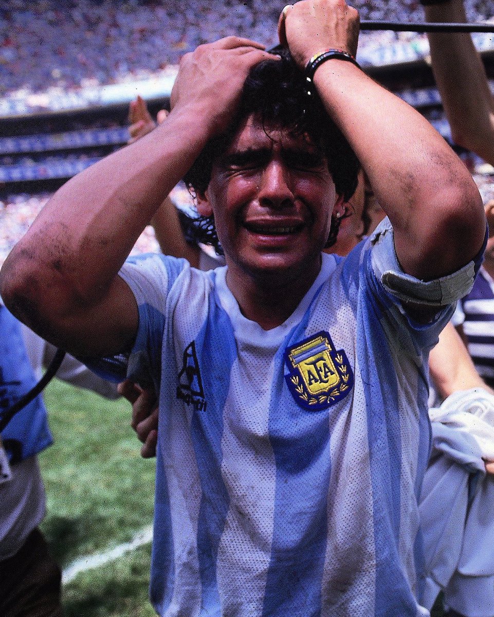 “Hay un Maradona que jugó al fútbol.

Hay un Maradona que alcanzó la celebridad.

Hay un Maradona hijo, que murió cuando murieron sus padres.

Hay un Maradona padre, que se reinventa cada día.

Hay un Maradona amigo, que va recambiando amistad.

Hay un Maradona afectivo y un