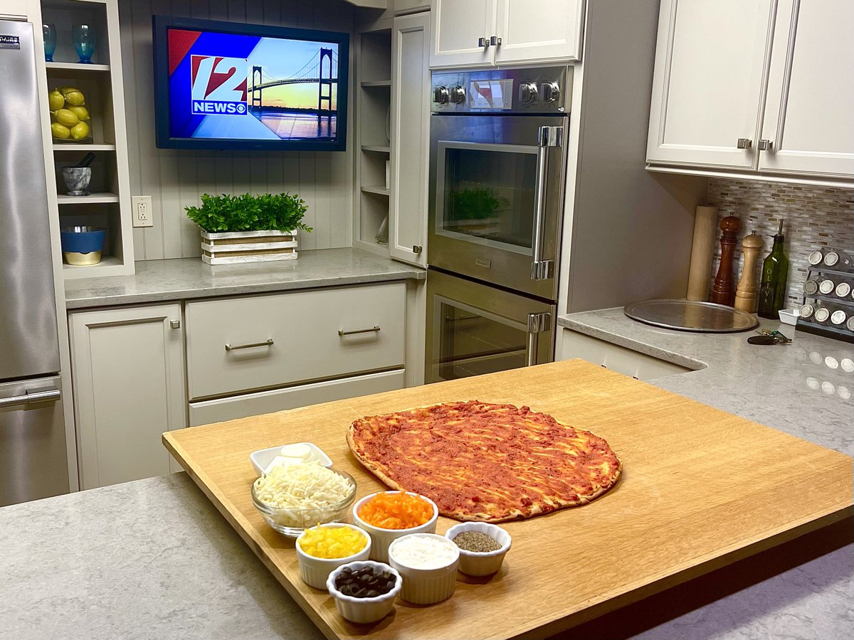 EricJohnArt's tweet image. Going LIVE at 9am EST on @TheRhodeShow on @wpri12 #PizzaArt