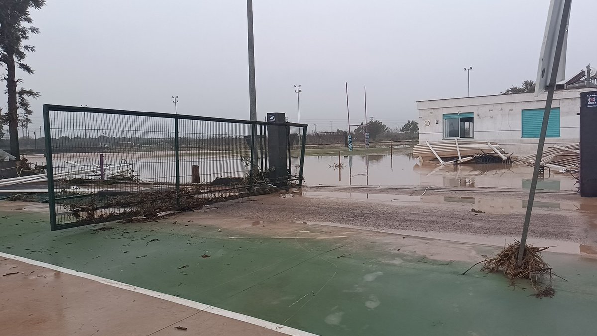 CAMPOVALrugby's tweet photo. Gracias a todos por los mensajes. Lamentablemente estamos viviendo una auténtica tragedia en @aPicanya, y por la parte que nos toca en @CAMPOVALrugby con la pérdida integra de la instalación.

Ahora nos toca ayudar a las familias y al pueblo, el rugby volverá pronto y más fuerte. https://t.co/aTxqTu9fJT