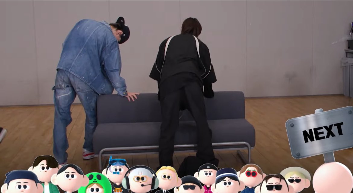 둘이 뭐하시는거지
왜 소파를 덜컹덜컹흔드시지