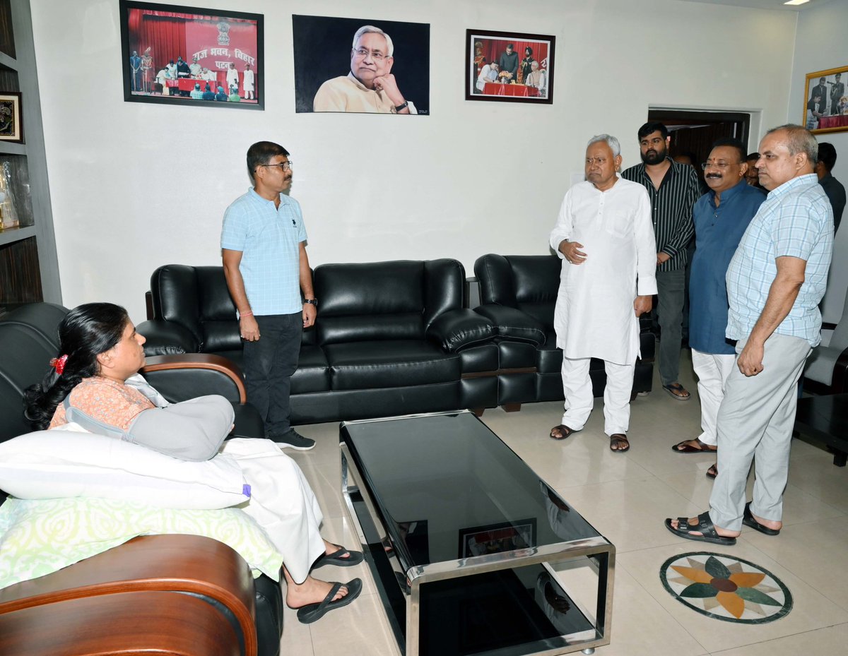 HumaraBihar's tweet photo. पटना: मुख्यमंत्री नीतीश कुमार ने मंत्री लेसी सिंह से मिलकर स्वास्थ्य की ली जानकारी, स्कूल में निरीक्षण के दौरान हुई थीं घायल!
@NitishKumar
@Jduonline
@LeshiSingh
#NitishKumar #Bihar #JDU #LeshiSingh #Patn https://t.co/cJP5GApaxq