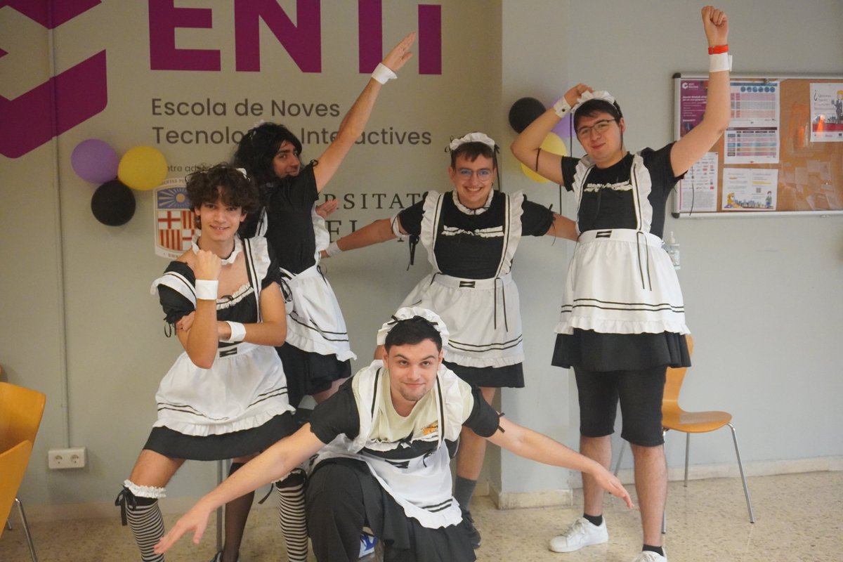 ENTI_BCN's tweet photo. Demà no hi ha classes així que els i les alumnes de l'#ENTIUB s'han afanyat avui a gaudir de l' #EntiHalloween 👻🧌🧟🧙 disfressats de la manera més terrorífica o delirant!
Gràcies als becaris del #LaboVR que han preparat un #photocall de por!
#Entilife https://t.co/wbUkIoyaPz