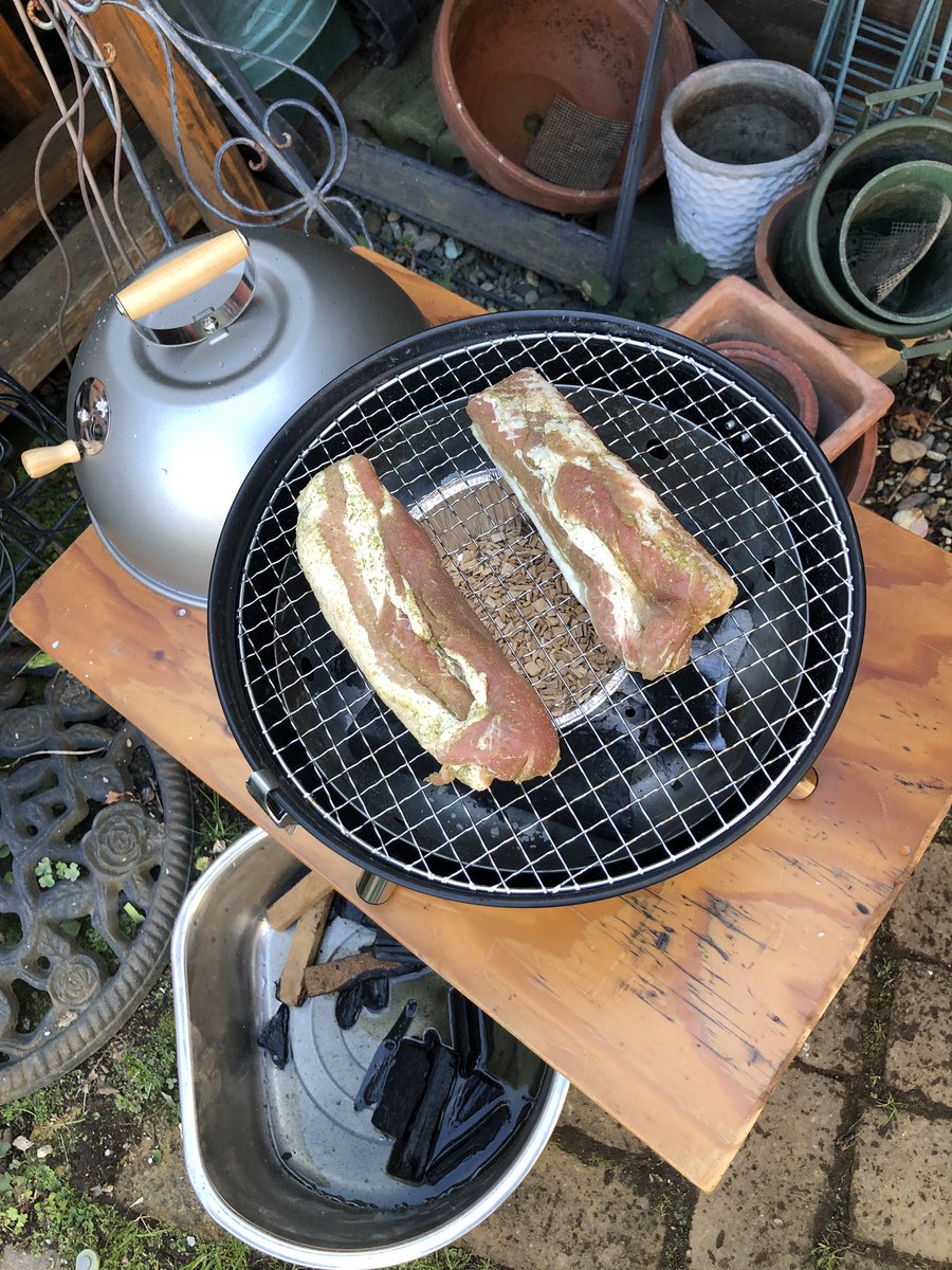 kanotakaco's tweet photo. このまえ仕込んでおいたベーコンを燻製しました。フレーバーは庭のローズマリーとマルドンの塩（趣味アピール） https://t.co/gJuuiiCpoN