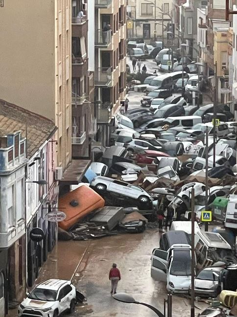 Il negazionismo sulla crisi climatica andrebbe perseguito come un reato.
#Valencia 
#30ottobre