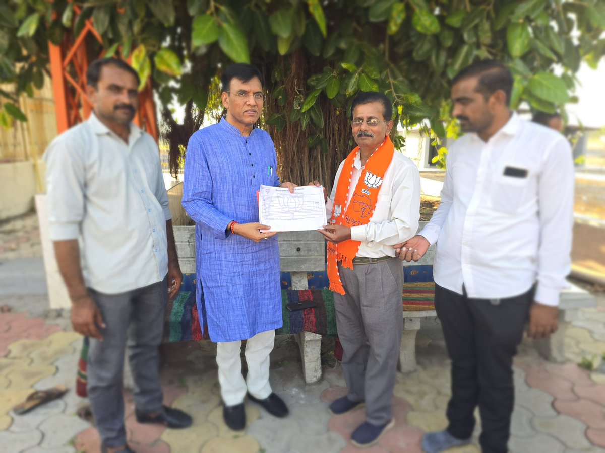 mansukhmandviya's tweet photo. आज मैंने @BJP4India की सक्रिय सदस्यता प्राप्त की। मेरा पैतृक गाँव हणोल जो मेरा बूथ भी है, उस बूथ पर मुझे सक्रिय सदस्य बनने का सौभाग्य प्राप्त हुआ।

पालीताणा मंडल के प्रमुख नूतन सिंह जी और सक्रिय सदस्यता अभियान के संयोजक हरि भाई का मुझे सदस्य बनाने के लिए अभिनंदन। https://t.co/1djHCEtlnq