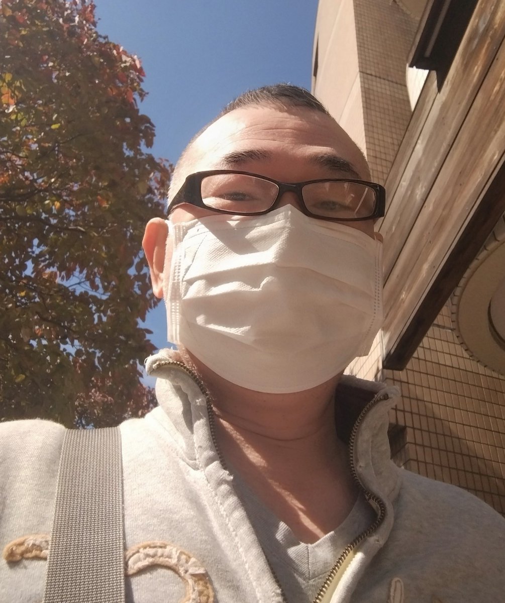 もう１０月も終わりますね〜
早いです。( ﾟдﾟ)ﾊｯ!

この間まで暑かったのに
急に冷え込んできて
体調崩していませんか？

ようやく
冬用の掛け布団に変えました〜
ぬくぬくですよ〜(*^_^*)

部屋の近くのマンホールが
「しろばこ」になってました。
ちょこっとほっこりしました。
(^_^)