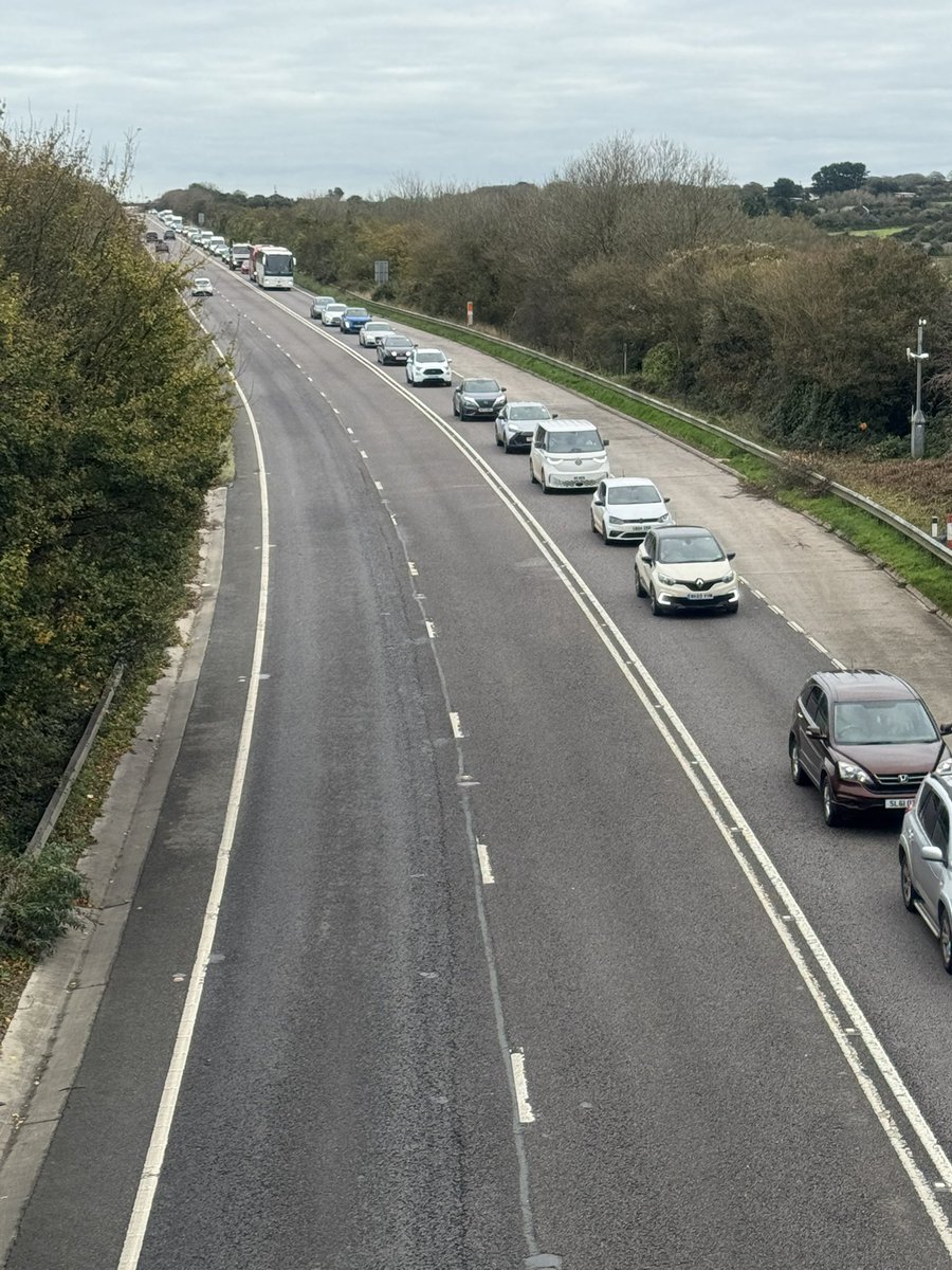 JackiHicks's tweet image. Oh dear 🥴 #totalgridlock 🚗🚙🚌🚛🛻🚚🚐🛵