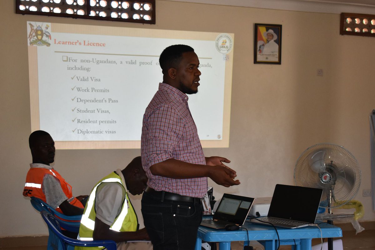 swrwug's tweet photo. #HappeningNow
@bmasiko, a supervisor @MoWT_Uganda's ICT Support (UDLS) in #Buliisa_district conducting a training of the #taxi_drivers on #license registration and renewal requirements. The drivers were keenly interested in license renewals and upgrades.
#TheSafeWayIsTheRightWay https://t.co/vx0mPOCfLd