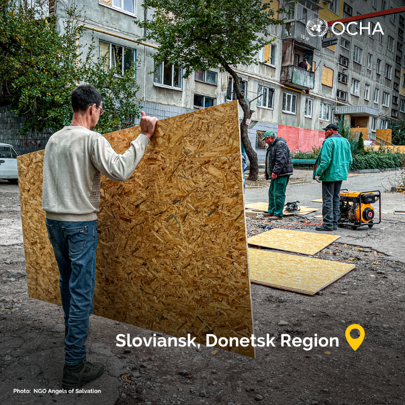 OCHA_Ukraine's tweet photo. ❄️The cold season is settling in #Ukraine. 

Non-stop attacks left the most vulnerable people in front-line communities in damaged or destroyed homes.

With heating or electricity cuts, many struggle to keep warm.  

Humanitarians are mobilizing efforts to provide aid on time.
