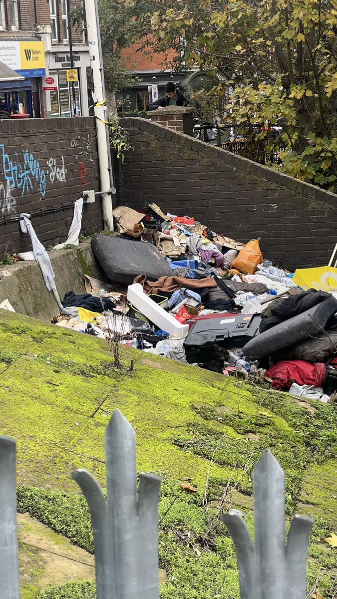 Who should I contact about this ? <a href="/networkrail/">Network Rail</a> <a href="/TfL/">TfL</a> <a href="/Brent_Council/">Brent Council</a> #kensalrisestation #brent #brentcouncil