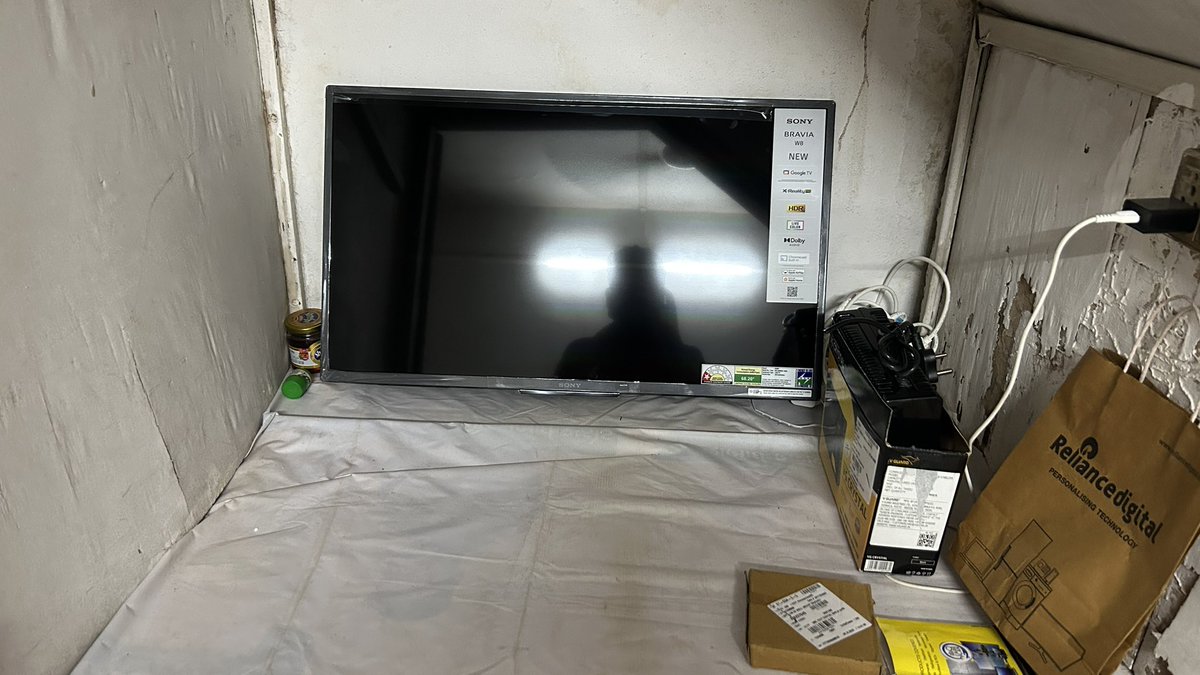 Dc9691's tweet photo. @RelianceDigital Reliance Digital and Sony Television have given me such excellent service. This work has been done by these people to become Chutiya by giving money Televisions come for home installation but not stand.06 Oct took televocion still not installed. @sony_india @RelianceDigital https://t.co/YlRibGgtWu