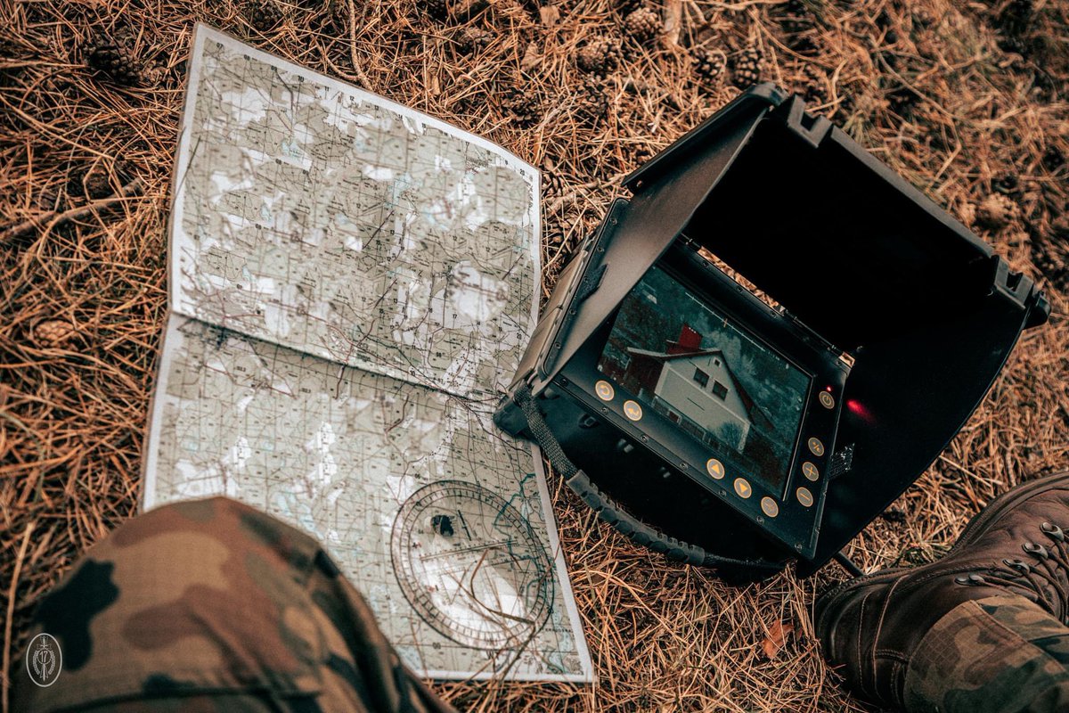 17WBZ's tweet image. „Obserwator, wciąć wybuch!”
Wciąć wybuch 🤔 - czyli zmierzyć azymut i dystans do miejsca upadku pocisków.

W Wędrzynie trwa trzytygodniowe szkolenie dla wysuniętych 👀 obserwatorów 🔥ognia #ForwardObserver.

#11DKPanc #17WBZ #TakieJestWojskoPolskie