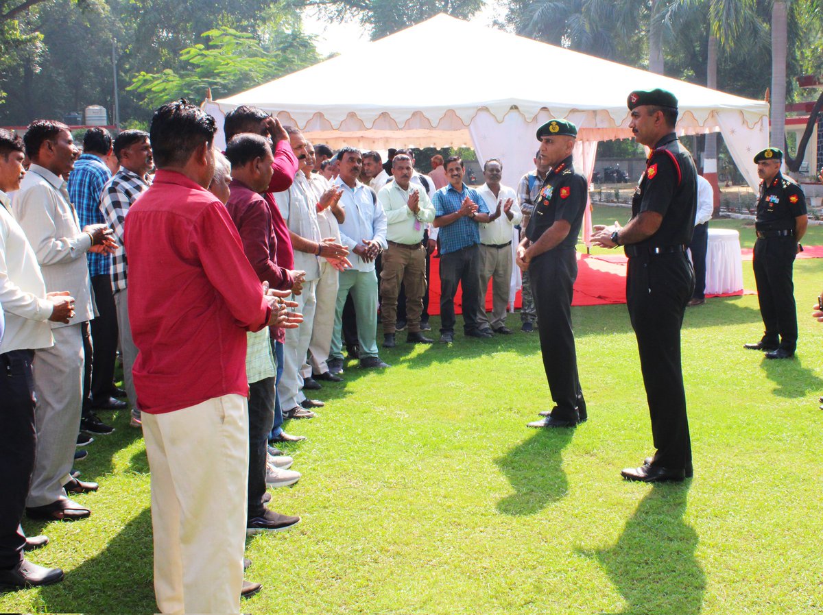 DelhiArea_IA's tweet photo. GOC #DelhiArea expresses heartfelt gratitude to conservancy staff of #DelhiCantt, recognizing their invaluable contributions to a clean &amp; green cantonment. He encourages them to keep up the exemplary work! 

#HappyDiwali2024
#CleanandGreenDiwali

@adgpi 
@WesternComd_IA https://t.co/D8NuBkO02c