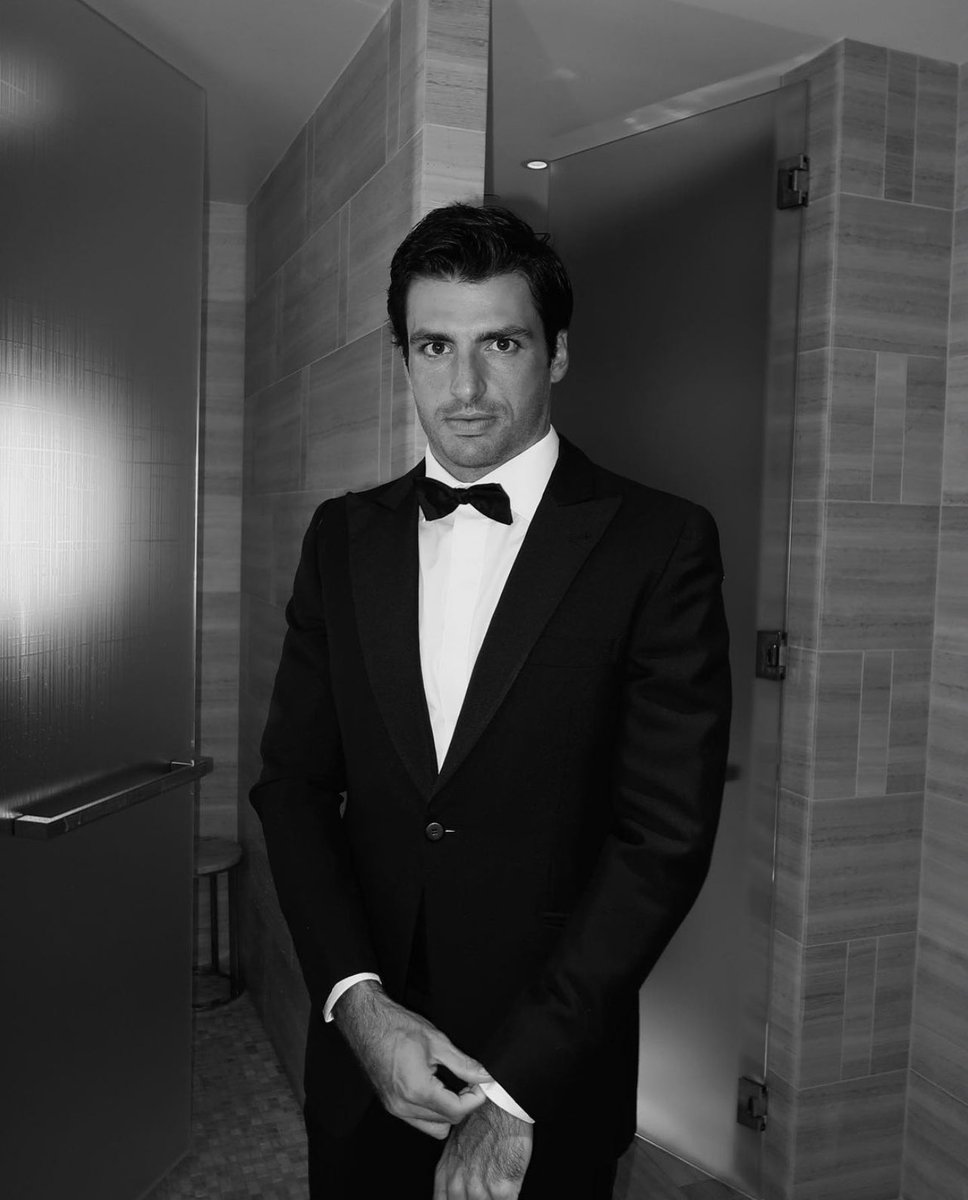 bonaventera's tweet photo. As I slipped into the sleek black suit, an aura of confidence enveloped me, transforming my essence. The deep black hue resonated with a timeless elegance, while the sharp lines and crisp details accentuated my stature. Standing tall and poised, I was ready to conquer the world. https://t.co/zPCkkjZJae