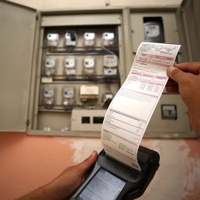 Yüksek elektrik tüketenler şubat ayından itibaren daha fazla ödeyecek.

• 1.050 lirayı aşan tüketicilerin fatura ücreti iki katına çıkacak.