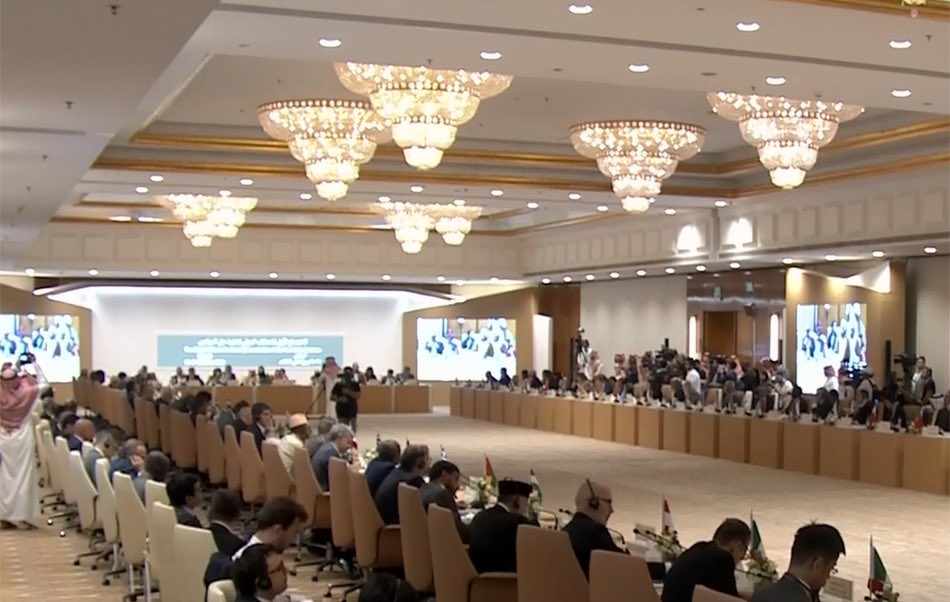 بدء اجتماع تحالف تنفيذ حل الدولتين في الرياض. وزير الخارجية السعودي يقول إن إقامة دولة فلسطين هو الشرط الأول لإقامة علاقة مع إسرائيل ويعلن عن قمة عربية إسلامية لبحث الوضع في لبنان وغزة