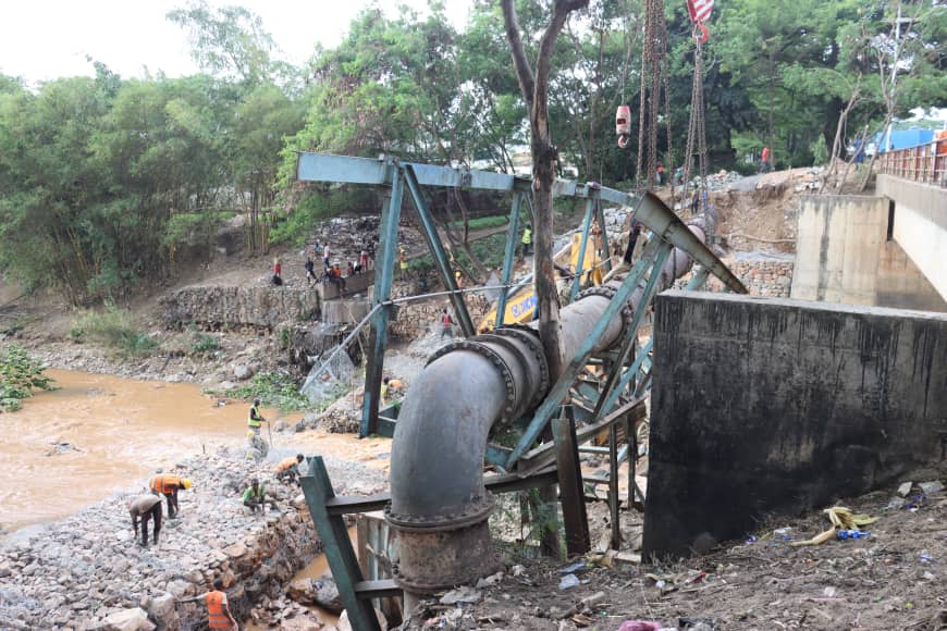 1/2 Ibikorwa vyo gukora wa muringoti munini utwara amazi mu ma karitiye yo mu buraruko bw' igisagara ca Bujumbura vyararangiye ,ubu ayo ma karitiye akaba ariko araronswa  amazi nkuko vyahora .