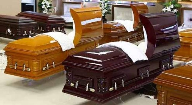 Zweli_Thixo's tweet image. My cousin maChappies worked at the mortuary. Every time after work, he would arrive home and sit next to Grandpa.

He would tell Grandpa about a new set of coffins and caskets that arrived that day. This other time, he looked at Grandpa and said, &quot;Yazi kukhona iConnection…