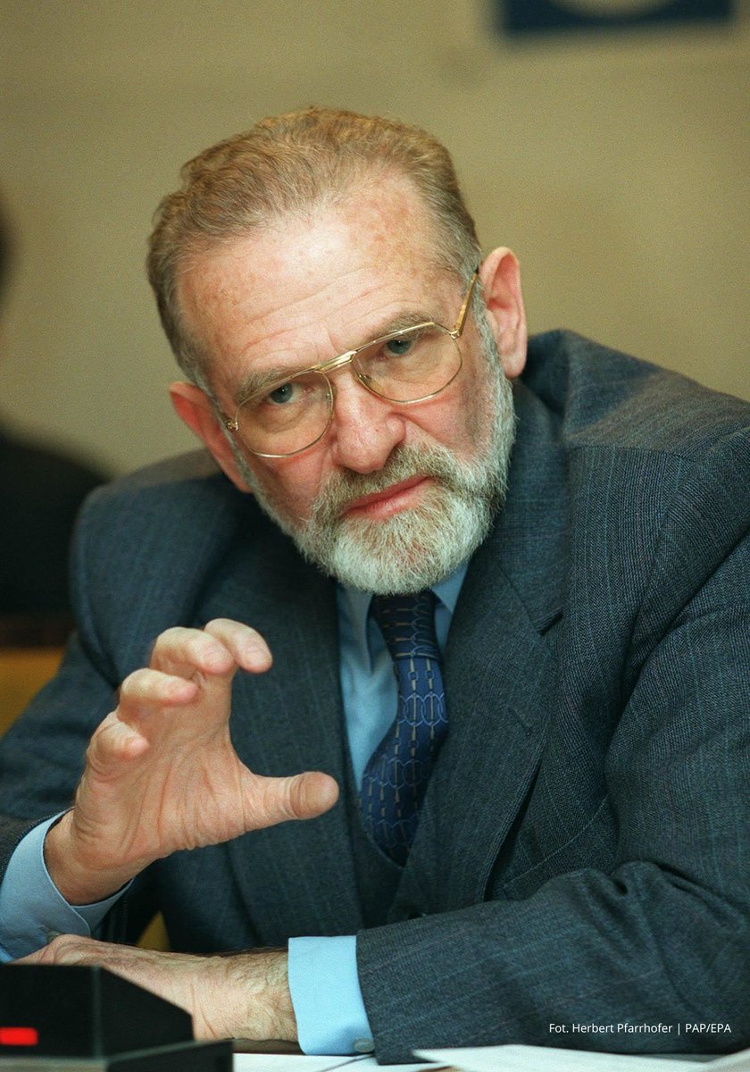 31 X 1997 zaprzysiężony został rząd Jerzego Buzka. Stanowisko ministra spraw zagranicznych objął Bronisław Geremek. Sprawami międzynarodowymi zajmował się od 1989 r. jako przewodniczący sejmowej Komisji Spraw Zagranicznych. W 1998 był przewodniczącym OBWE.