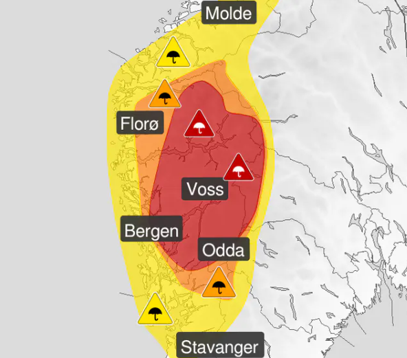 Torsdag er det sendt ut farevarsel for flomfare, jord- og flomskred i deler av #Rogaland, #Vestland, #Møre og Romsdal. Oppfordring: Rens stikkrenner og kummer for grus, kvist og løv. Hold deg unna elver og bekker med stor vannføring. Følg været på yr.no