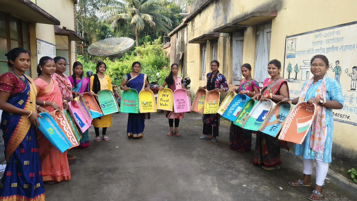DCEastSinghbhum's tweet photo. Members of booth awareness groups used their skill and creativity to do a vote appeal using 'ghada' and 'soop'. The beautiful 'Ghada' and 'Soop' mark the beginning of festival season with a loud and clear message that East Singhbhum is ready to vote.
#PollDay13Nov https://t.co/nZvvosAodu