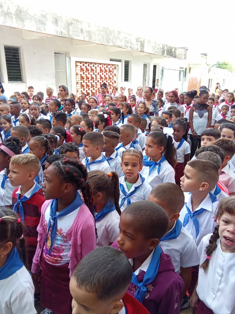 Los pioneros del Seminternado Antonio Guiteras, participaron en el acto municipal por la desaparición física del Héroe de Yaguajay, posteriormente realizamos el acto central en la institución y se organizó la guardia de honor. 
#Cuba
#PinardelRío 
#CubaMined