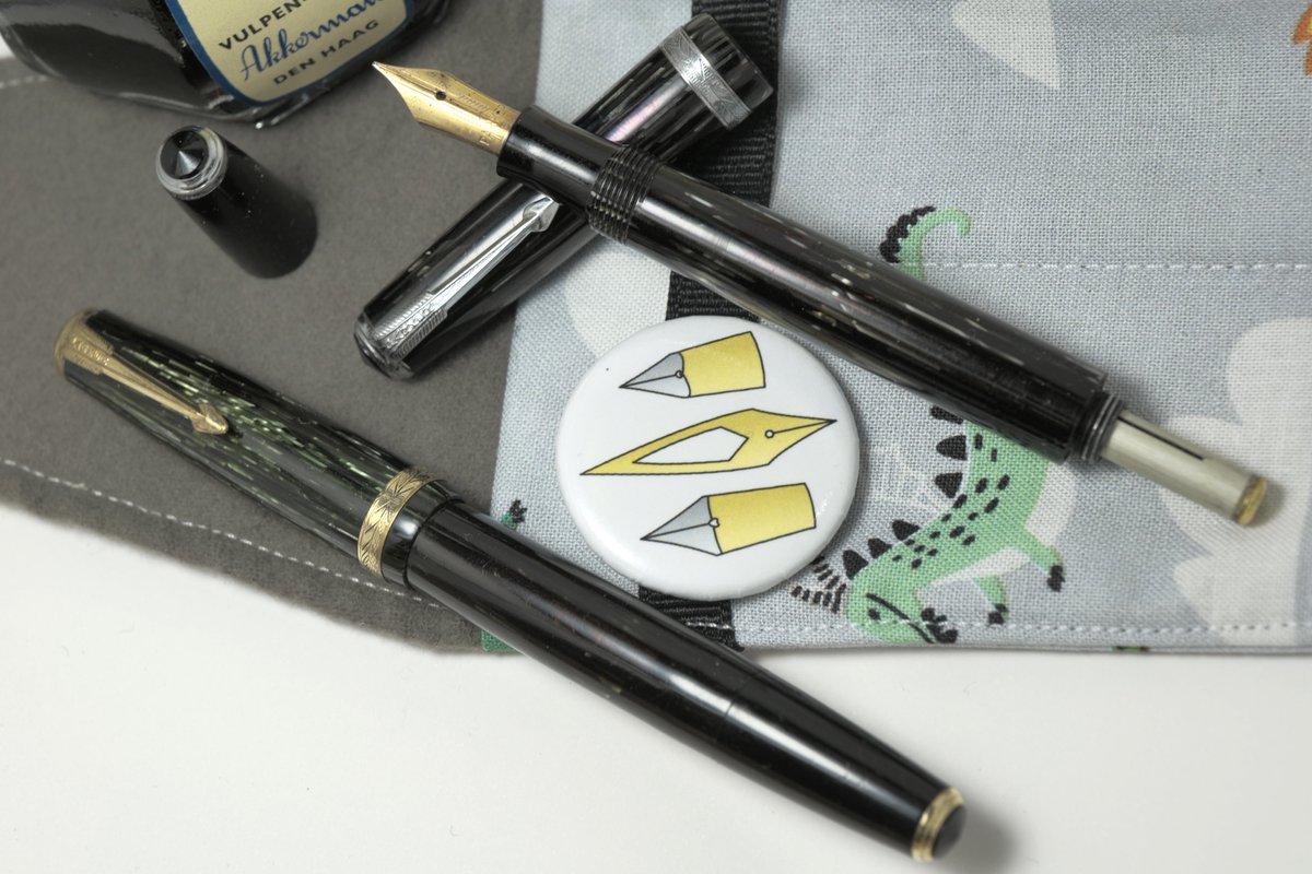mercvrivs2's tweet photo. パーカー バキュマチック ジュニア・デビュタント シャドウウェーブ #万年筆Parker Vacumatic Junior Debutante Shadow wave #FountainPenInk:#Akkerman Business in the front Party in the back Blue #パーカー友の会 #手書きツイート https://t.co/9EYyG52fmL