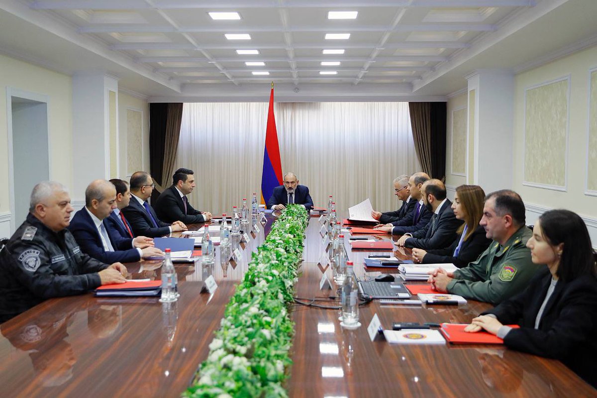 Si è tenuta una riunione ordinaria del Consiglio di Sicurezza dell’#Armenia sotto la presidenza del PremierNikol Pashinyan
All'incontro ha preso parte anche il presidente dell'Assemblea nazionale Simonyan.
All'incontro sono state discusse questioni di politica estera e interna.