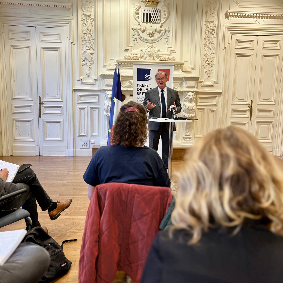 bretagnegouv's tweet photo. #Presse | Au lendemain de son arrivée, Amaury de Saint-Quentin a partagé ses priorités pour la Bretagne et pour l'#IlleEtVilaine :

👮 la sécurité
🌾 l'agriculture et l'agro-alimentaire
🎣 la pêche
🏘️ le logement

💬 "Le dialogue local est essentiel pour des réponses durables". https://t.co/l9wb97lLyw