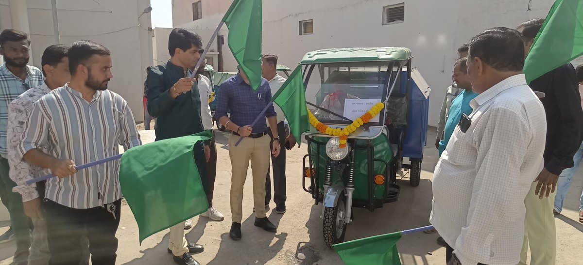 TDOVIRPUR's tweet photo. “સ્વચ્છતા હી સેવા-૨૦૨૪” અંતર્ગત વિરપુર તાલુકાના ગામોમાંથી ઘન-પ્રવાહી કચરાના યોગ્ય નિકાલ હેતું ડોર ટુ ડોર કચરા કલેક્શન માટે ઇ-રીક્ષા ફાળવવામાં આવી તેમજ સદર ઇ-રીક્ષાઓને પદાધિકારીશ્રી તેમજ અધિકારીશ્રીઓની હાજરીમાં ફ્લેગ ઓફ કરી પ્રસ્થાન કરાવવામાં આવી. 
@DDOMAHISAGAR 
@collectormahi https://t.co/iePnmAvBW2