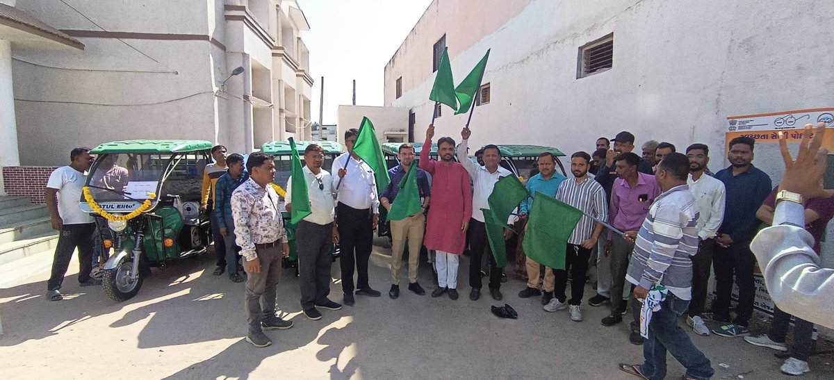 TDOVIRPUR's tweet photo. “સ્વચ્છતા હી સેવા-૨૦૨૪” અંતર્ગત વિરપુર તાલુકાના ગામોમાંથી ઘન-પ્રવાહી કચરાના યોગ્ય નિકાલ હેતું ડોર ટુ ડોર કચરા કલેક્શન માટે ઇ-રીક્ષા ફાળવવામાં આવી તેમજ સદર ઇ-રીક્ષાઓને પદાધિકારીશ્રી તેમજ અધિકારીશ્રીઓની હાજરીમાં ફ્લેગ ઓફ કરી પ્રસ્થાન કરાવવામાં આવી. 
@DDOMAHISAGAR 
@collectormahi https://t.co/iePnmAvBW2