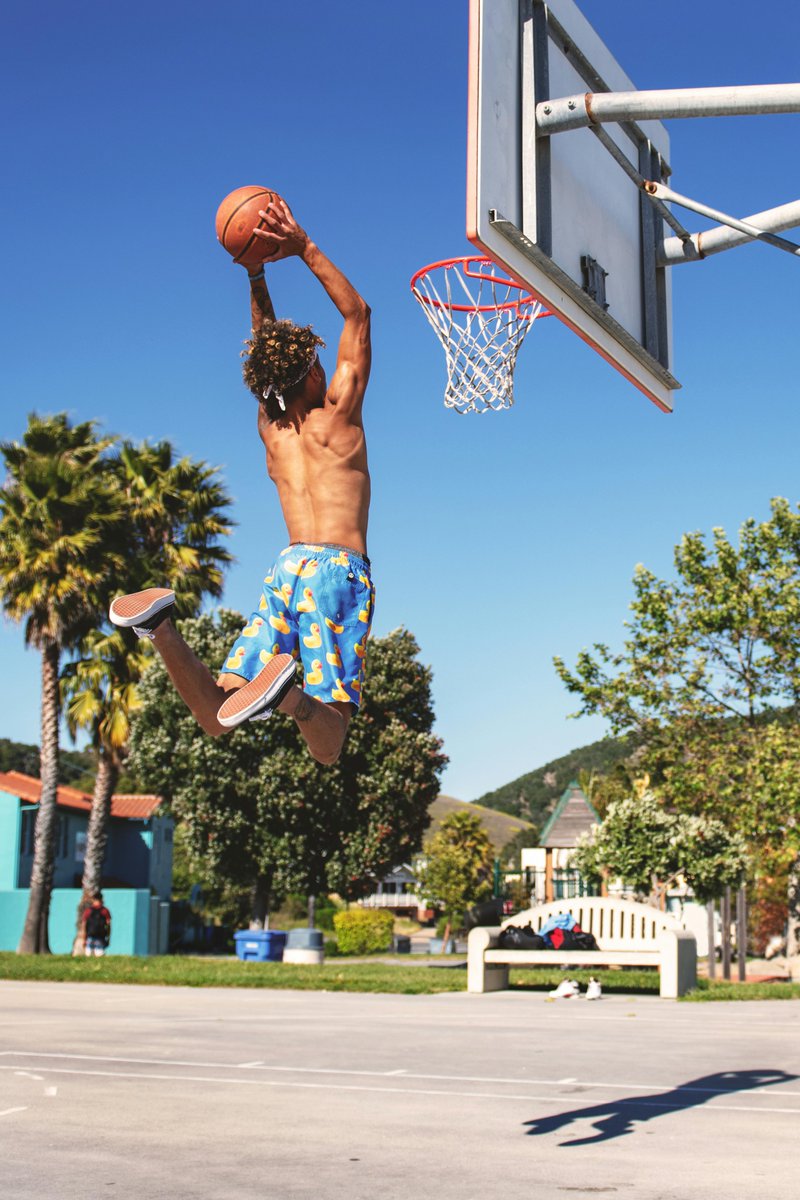 Yohoodofficial's tweet photo. Up in the air, chasing that slam! 🏀☀️

#BallIsLife #BasketballVibes #Hoops #outdoorfun #FitnessGoals #Halloween https://t.co/oFQUetjAq9