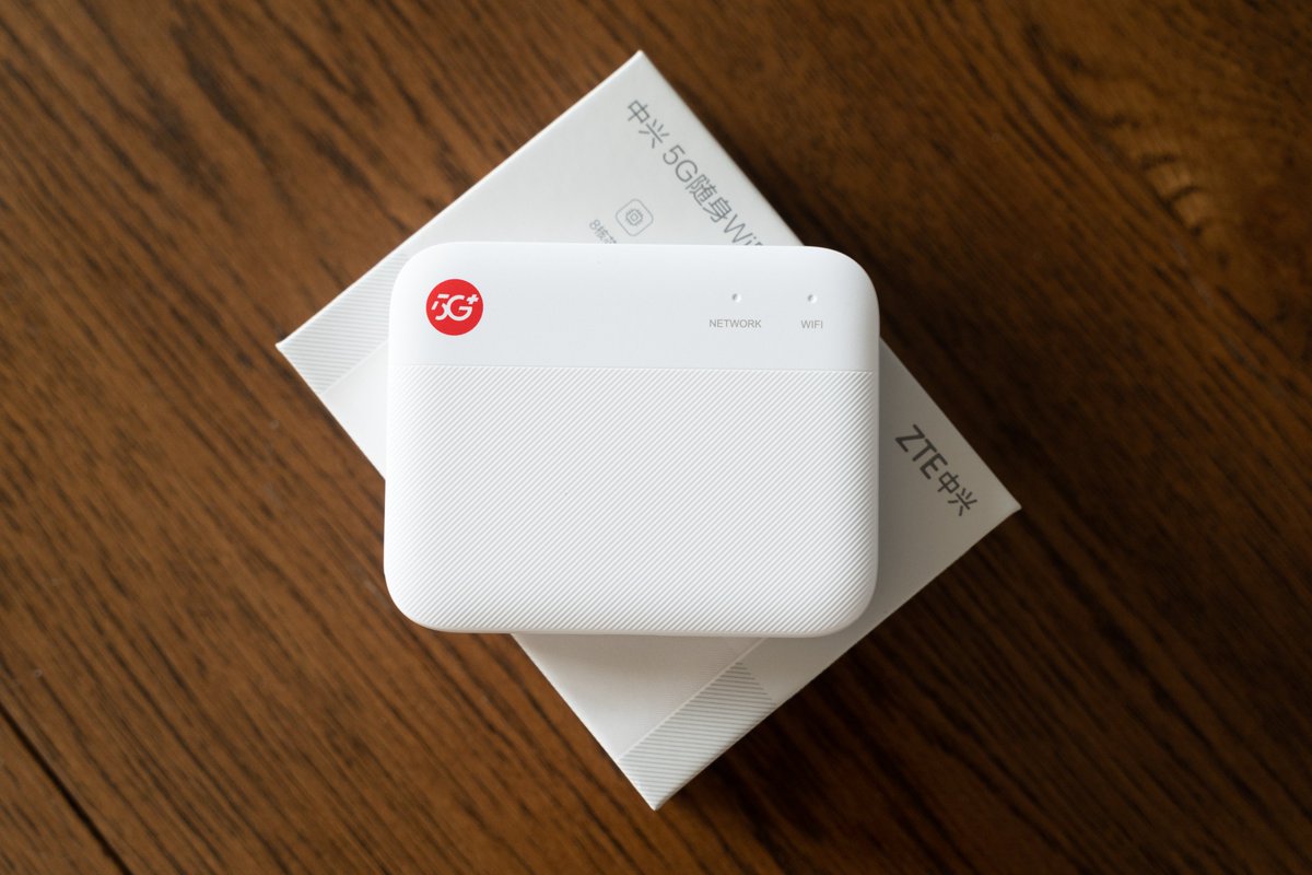 luoleiorg's tweet image. 🤡 花费巨资，入手了 ¥300+ 这个价位，市面上最小巧的一线品牌 5G CPE 随身 WIFI: 中兴 F50
💰 售价: ¥369+，我京东券后实际支付 ¥337 
🔗 zuoluo.tv/zte-f50
👍 优点： 
1️⃣ 体积小巧，50g 不到重量，随身携带很方便。我们数字游民去图书馆不用手机开热点啦。
2️⃣ 支持 2.4G/5G…