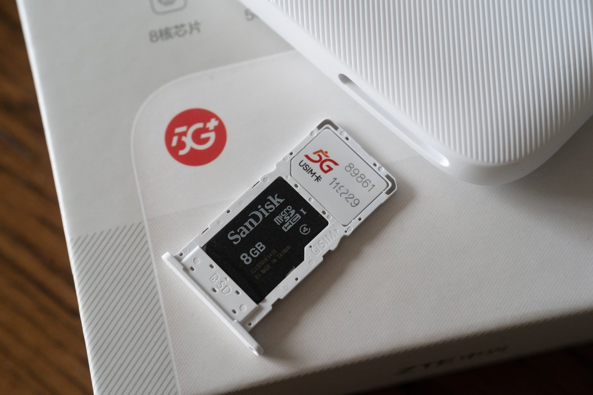 luoleiorg's tweet image. 🤡 花费巨资，入手了 ¥300+ 这个价位，市面上最小巧的一线品牌 5G CPE 随身 WIFI: 中兴 F50
💰 售价: ¥369+，我京东券后实际支付 ¥337 
🔗 zuoluo.tv/zte-f50
👍 优点： 
1️⃣ 体积小巧，50g 不到重量，随身携带很方便。我们数字游民去图书馆不用手机开热点啦。
2️⃣ 支持 2.4G/5G…