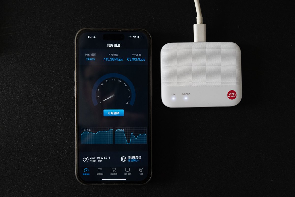 luoleiorg's tweet image. 🤡 花费巨资，入手了 ¥300+ 这个价位，市面上最小巧的一线品牌 5G CPE 随身 WIFI: 中兴 F50
💰 售价: ¥369+，我京东券后实际支付 ¥337 
🔗 zuoluo.tv/zte-f50
👍 优点： 
1️⃣ 体积小巧，50g 不到重量，随身携带很方便。我们数字游民去图书馆不用手机开热点啦。
2️⃣ 支持 2.4G/5G…