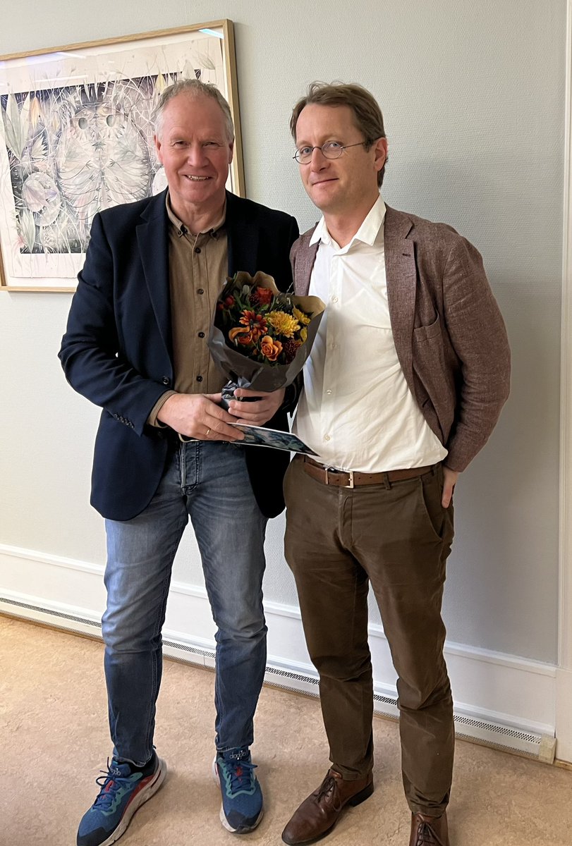 20 år siden seriefinalen i 2004: Ble overrasket i morgenmøtet av blomster og hyggelig kort fra vår utmerkede byråd for kultur, idrett og friluftsliv, Trond Åm. Han husket god spenningen som student i Århus. Seriegull og CL, likevel trenerskifte. Lever greit med det i dag.😃