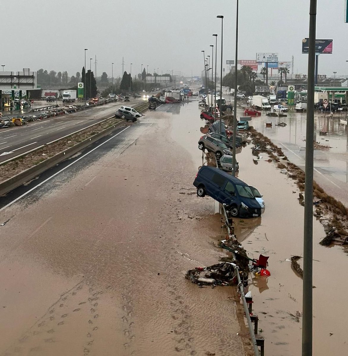 ⚫️ La région de #Valence en #Espagne se réveille dans le chaos après les #orages stationnaires ayant déversé plus de 400 mm de #pluie en quelques heures ! Le dernier bilan est terrible : au moins 51 morts et de nombreux disparus.