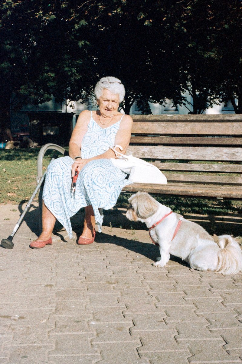 30. Féminité 📸

Une petite mamie bien bavarde et son petit chien. 
(et également mon premier "portrait de rue" en ayant demandé l'autorisation avant de prendre la photo !)

#31themesAnalogChallenge