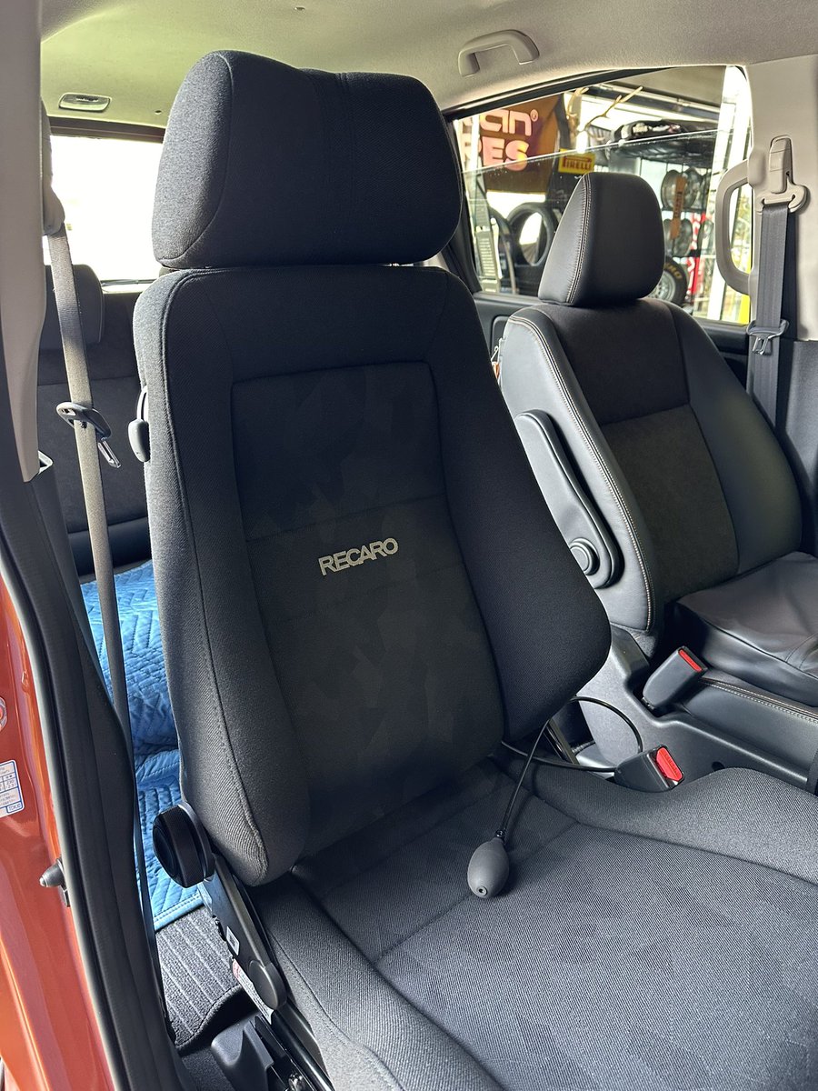 PIRELLI_4kaichi's tweet photo. ホンダ フリードにレカロ《ERGOMED-D》を取り付けです！
腰痛に悩まされていたお客様でし���ので、シートを仮固定し、何度か座って頂いてポジションを決めさせて頂きました🙌

レカロ エルゴメドシリーズも展示シートあります���

#レカロ
#レカロシート
#RECARO
#三重 #四日市
#ピレリ四日市 https://t.co/zMatun6wVY