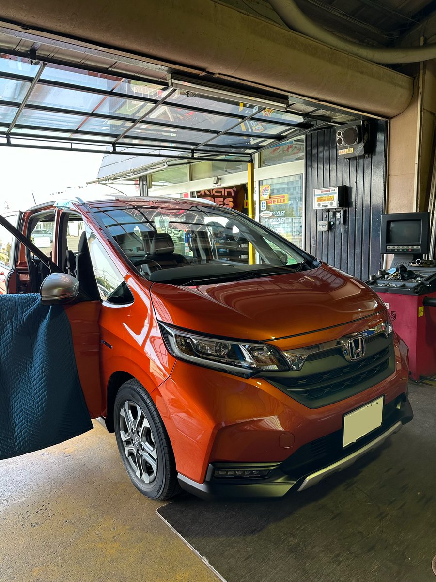 PIRELLI_4kaichi's tweet photo. ホンダ フリードにレカロ《ERGOMED-D》を取り付けです！
腰痛に悩まされていたお客様でし���ので、シートを仮固定し、何度か座って頂いてポジションを決めさせて頂きました🙌

レカロ エルゴメドシリーズも展示シートあります���

#レカロ
#レカロシート
#RECARO
#三重 #四日市
#ピレリ四日市 https://t.co/zMatun6wVY