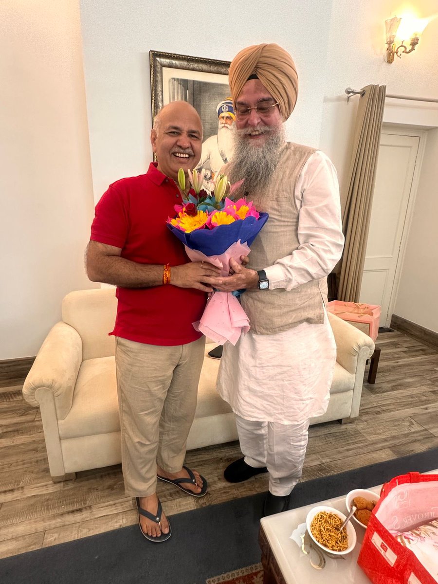 SpeakerSandhwan's tweet photo. ਭਾਰਤੀ ਸਿੱਖਿਆ ਪ੍ਰਣਾਲੀ ਵਿੱਚ ਇਨੰਕਲਾਬ ਲਿਆਉਣ ਵਾਲੇ ਮਾਨਯੋਗ ਮਨੀਸ਼ ਸਿਸੋਦੀਆ ਜੀ ਸਾਬਕਾ ਸਿੱਖਿਆ ਮੰਤਰੀ, ਦਿੱਲੀ ਨਾਲ ਮੁਲਾਕਾਤ ਕਰਕੇ ਬੰਦੀ ਛੋੜ ਦਿਵਸ ਦੀਵਾਲੀ ਦੀਆਂ ਖੁਸ਼ੀਆਂ ਸਾਂਝੀਆਂ ਕੀਤੀਆਂ। https://t.co/NTpzDzI1Zs