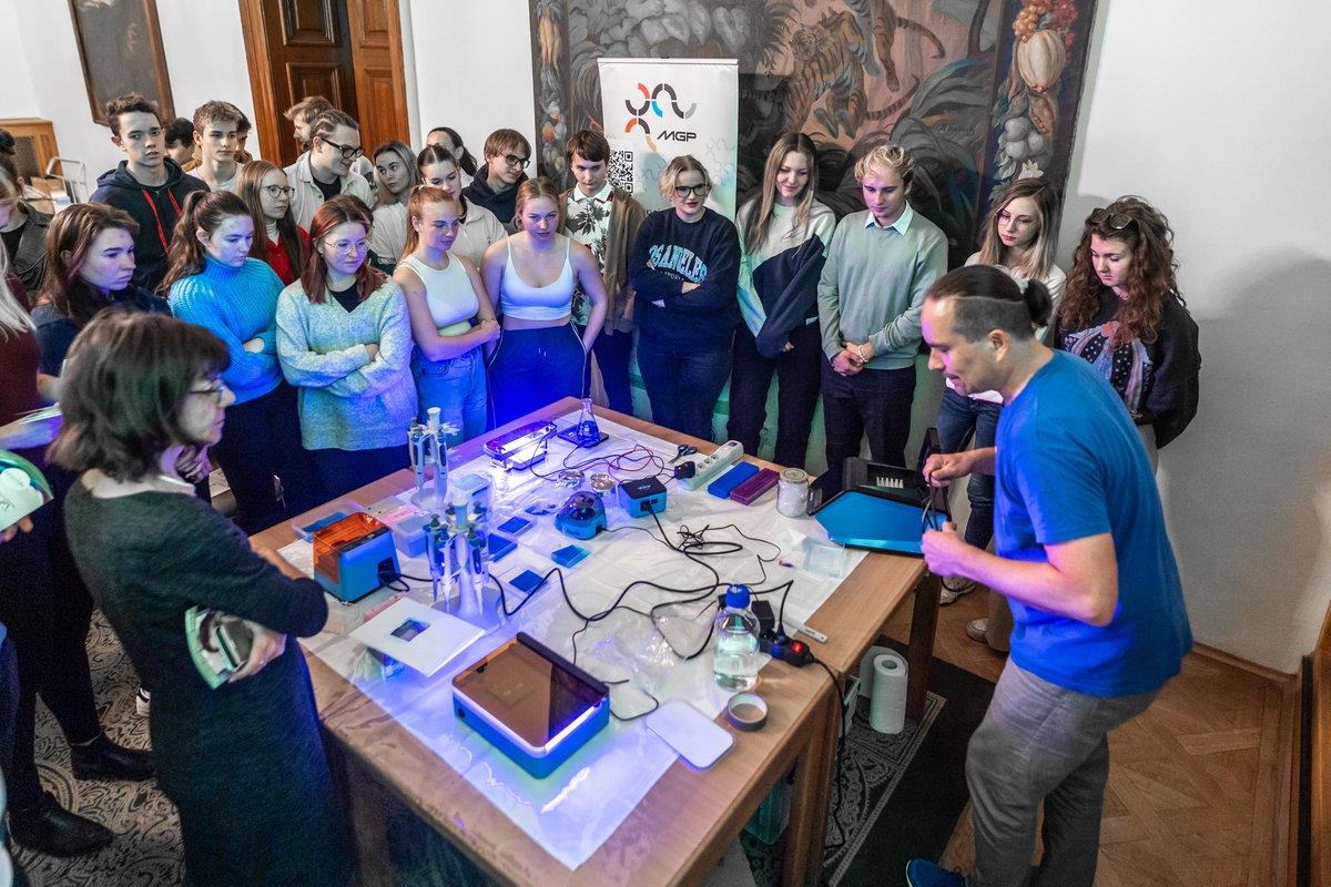 Akademie_ved_CR's tweet photo. 🔬👩‍🔬Festival Týden Akademie věd ČR otevírá dveře vědeckých institucí po celé České republice.

📚 Návštěvníci budou moct nahlédnout do špičkových laboratoří a zeptat se vědkyň a vědců na jejich práci. Součástí programu budou přednášky, workshopy, výstavy a veřejné debaty.

💸 Vstup na všechny události je zdarma, na některé je potřeba si místo rezervovat.

Program ➡�� https://t.co/1G7GxBgcLw