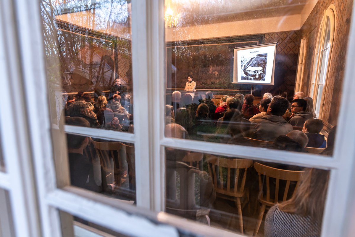 Akademie_ved_CR's tweet photo. 🔬👩‍🔬Festival Týden Akademie věd ČR otevírá dveře vědeckých institucí po celé České republice.

📚 Návštěvníci budou moct nahlédnout do špičkových laboratoří a zeptat se vědkyň a vědců na jejich práci. Součástí programu budou přednášky, workshopy, výstavy a veřejné debaty.

💸 Vstup na všechny události je zdarma, na některé je potřeba si místo rezervovat.

Program ➡�� https://t.co/1G7GxBgcLw