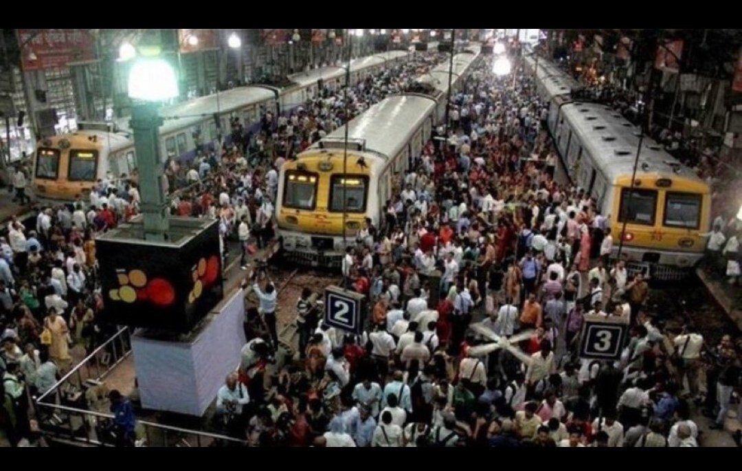 Abdularif_123's tweet photo. त्यौहारों पर शहर छोड़ गाँव की ओर भागती हुई भीड़ सबूत है इस बात का कि...
शहर का पैसा कभी भी गाँव जैसी मोहब्बत नहीं खरीद सकता...

देवेश उपाध्याय https://t.co/eL0dKbVL8P