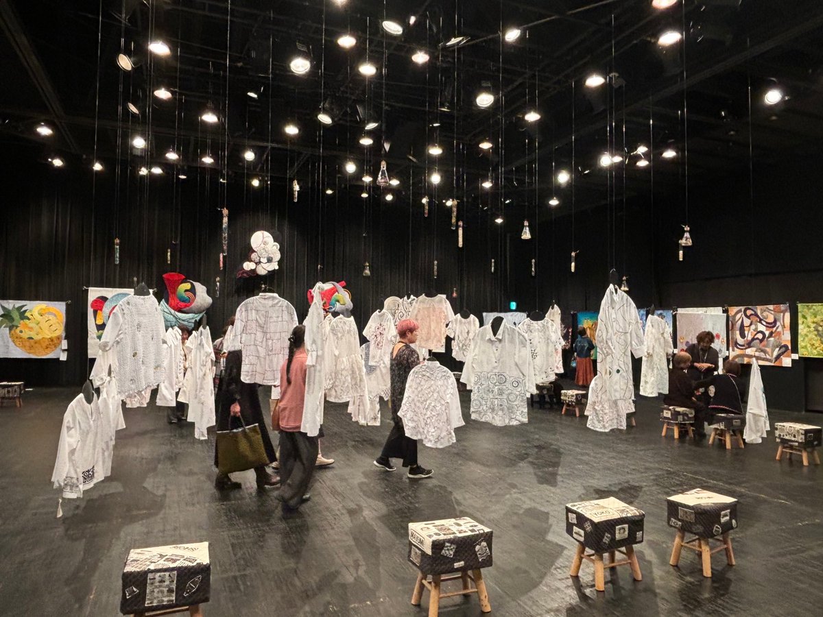 八尾市出身の鷲尾三江子さん主宰『#createわ』作品展〈布＝刺しゅう+キルト〉へ

#刺しゅう と #キルト の半立体作品など多くの迫力ある作品が展示

陶芸品などのアート作品の販売もされています

11/1まで #あべのハルカス ウイング館8F #近鉄アート館 にて開催中。ぜひどうぞ！

#八尾市
#やお
#芸術
